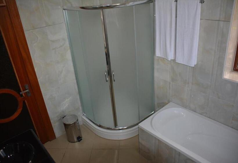 スタンダードトリプルルーム, Nejobugg Palace