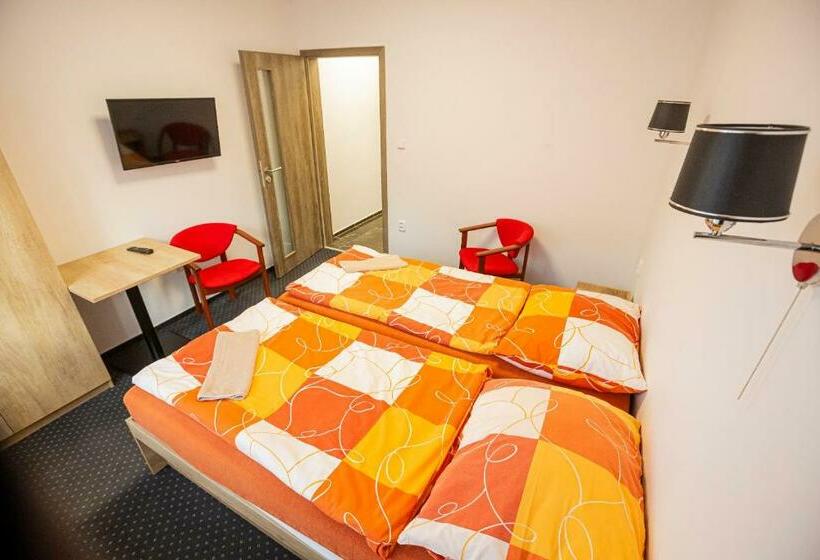 Deluxe Szoba, Rabbit