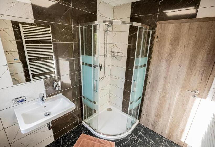 Deluxe Szoba, Rabbit