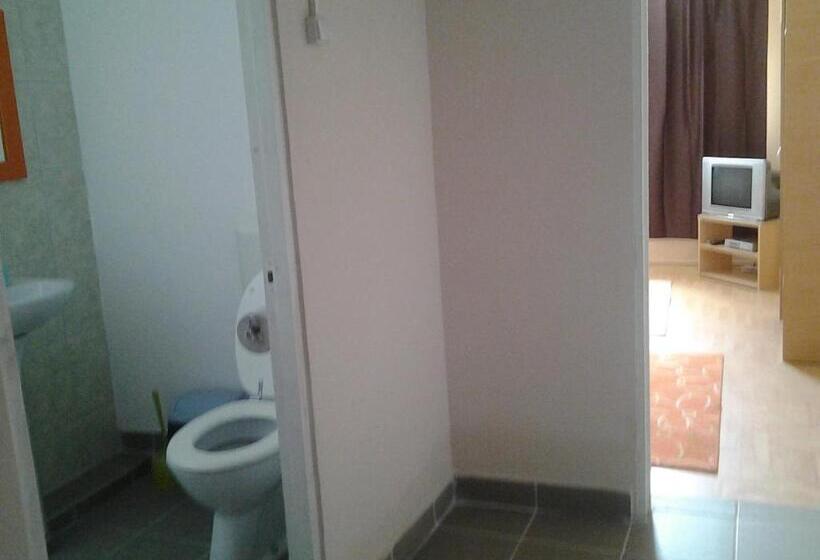 Номер Стандарт, Motel Traffic