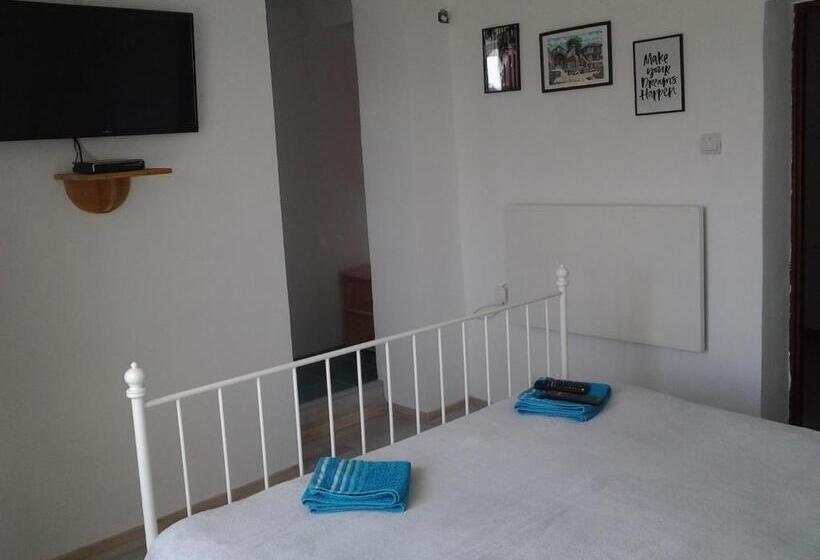 Номер Стандарт, Motel Traffic