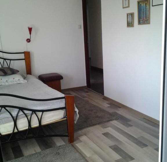 Номер Стандарт, Motel Traffic