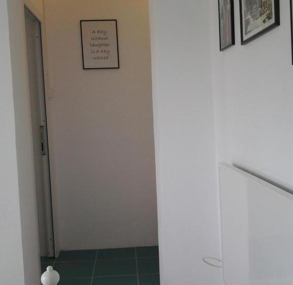 Номер Стандарт, Motel Traffic