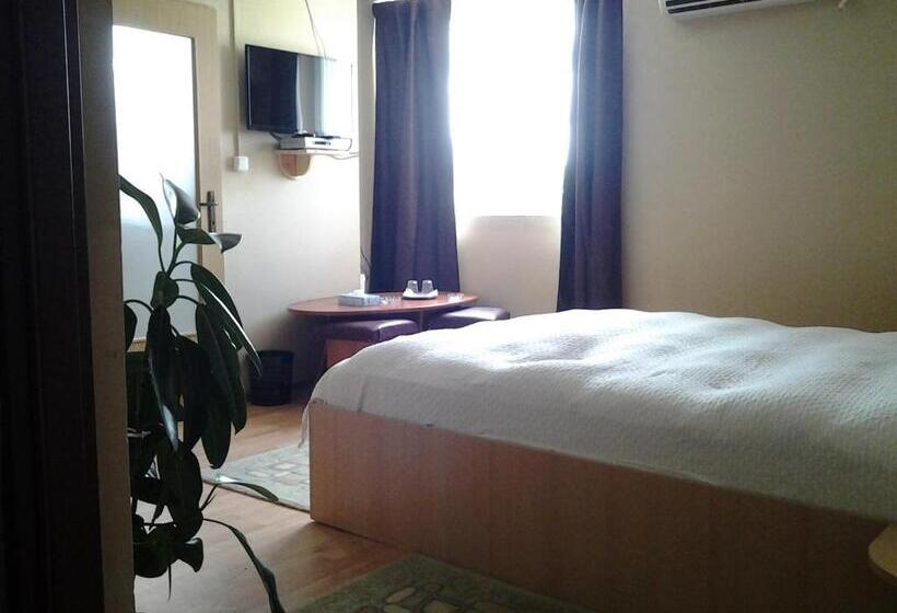 Номер Стандарт, Motel Traffic