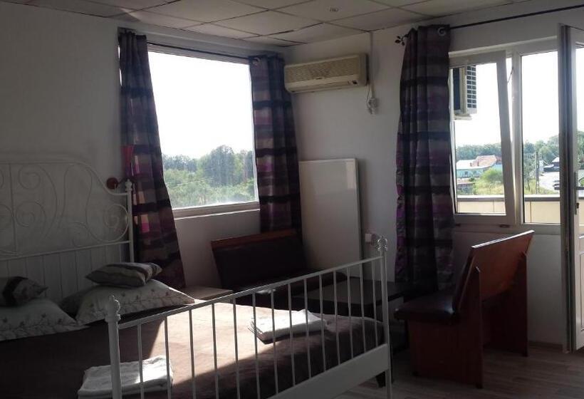 Номер Стандарт Трехместный, Motel Traffic