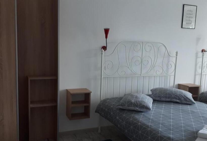 Семейный Номер, Motel Traffic