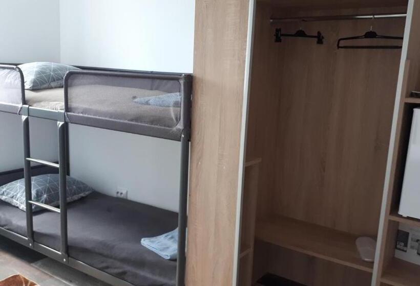 Семейный Номер, Motel Traffic