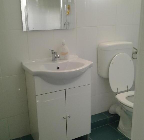 Семейный Номер, Motel Traffic