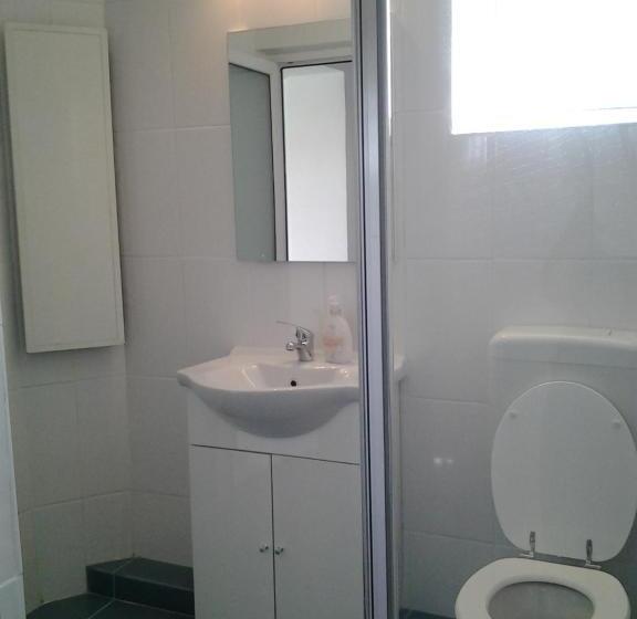 Семейный Номер, Motel Traffic