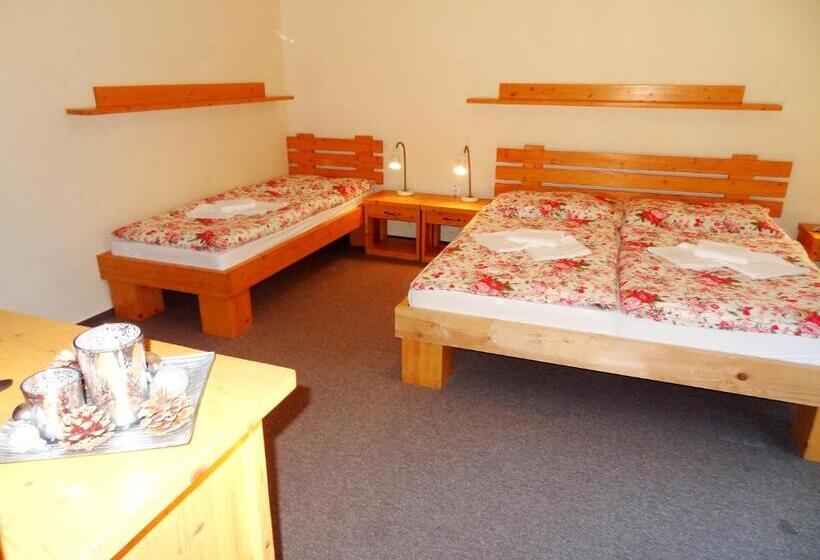 带阳台的三人标准间, Penzion Bystrinka