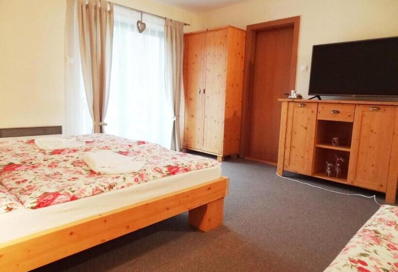 带阳台的三人标准间, Penzion Bystrinka