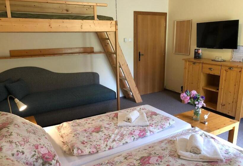 带阳台的三人标准间, Penzion Bystrinka