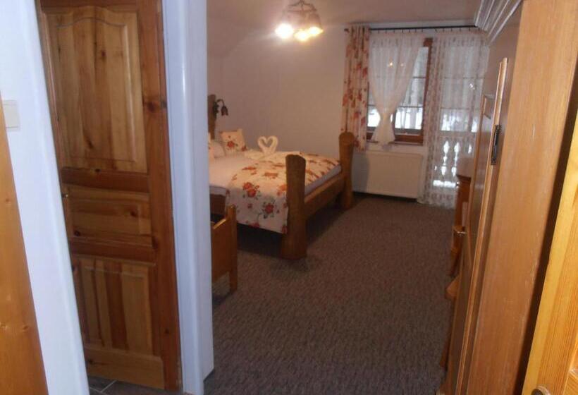 חדר סטנדרט לשלושה עם מרפסת, Penzion Koliba