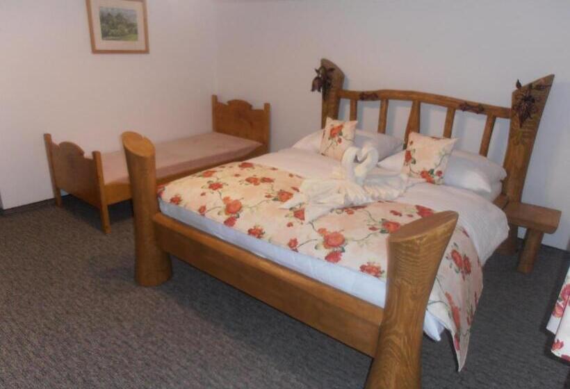 חדר סטנדרט לשלושה עם מרפסת, Penzion Koliba