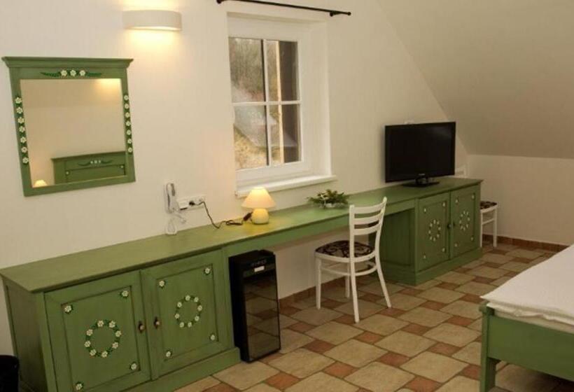 חדר סטנדרט לשלושה, Penzion Malovaný