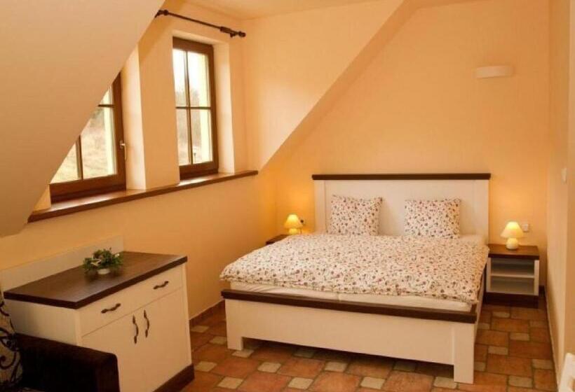 חדר סטנדרט לארבעה, Penzion Malovaný