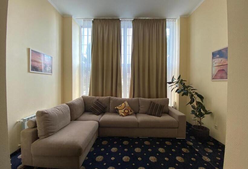 חדר משפחתי, Olympic Village