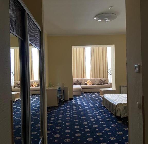 חדר משפחתי, Olympic Village