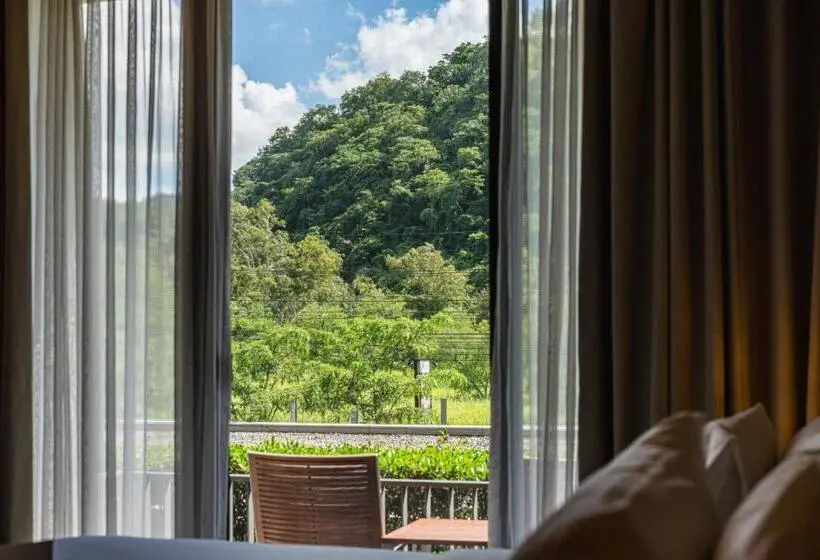 キングサイズベッドのスタンダードルーム, The Peri Hotel Khao Yai