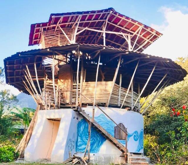 بنجلو عائلى, Finca La Magia