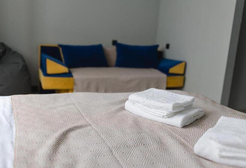 חדר סופריור לארבעה, Kolyba Opryshkiv