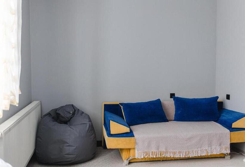 חדר סופריור לארבעה, Kolyba Opryshkiv