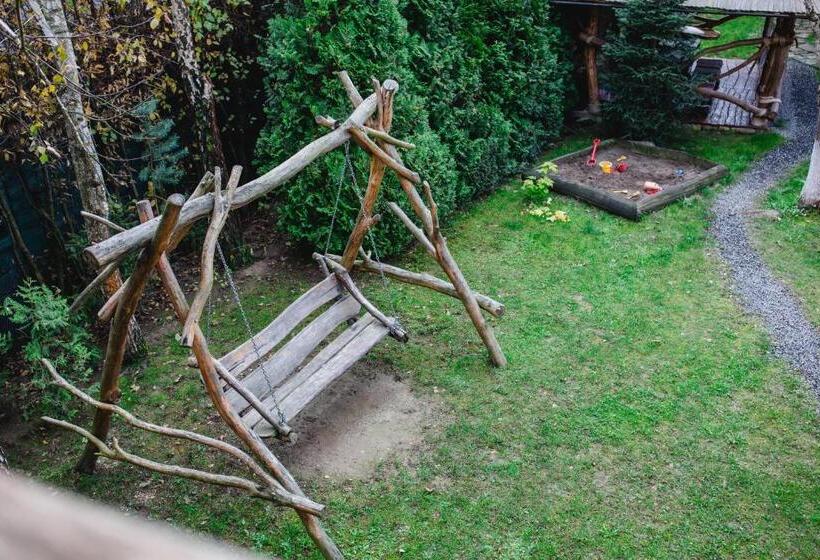 חדר משפחתי, Kolyba Opryshkiv