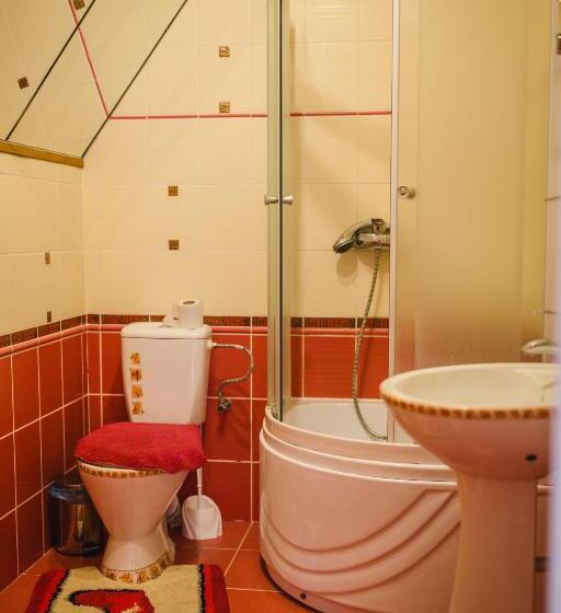 חדר משפחתי, Kolyba Opryshkiv