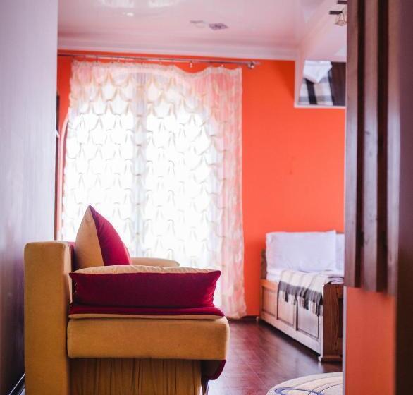 חדר משפחתי, Kolyba Opryshkiv