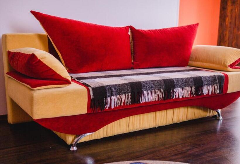 חדר משפחתי, Kolyba Opryshkiv