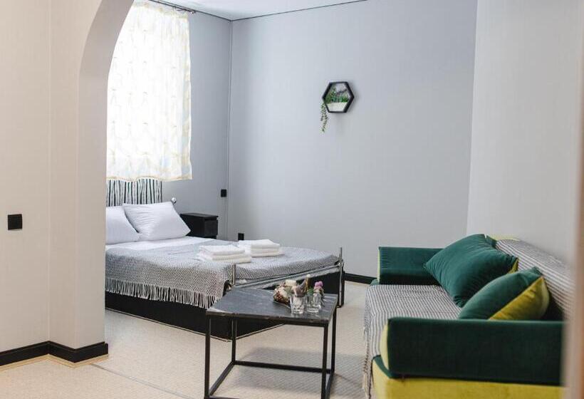 חדר סופריור לארבעה, Kolyba Opryshkiv