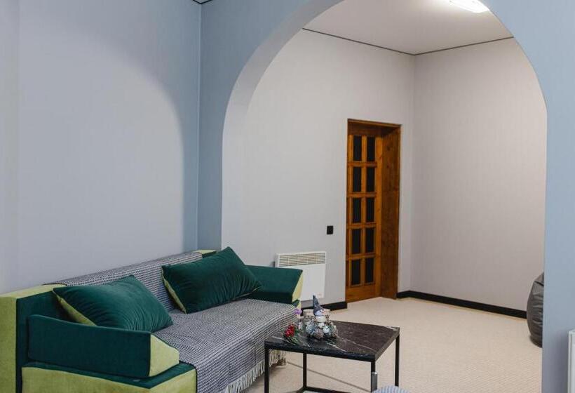 חדר סופריור לארבעה, Kolyba Opryshkiv