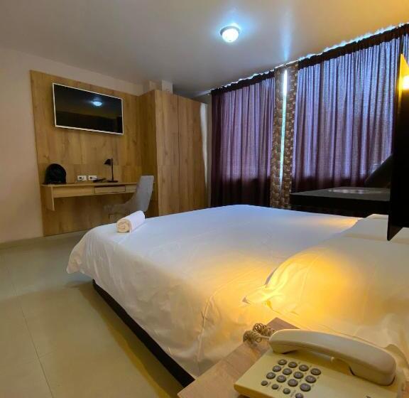 Superior Zimmer Kingsize Bett, Wampushkar