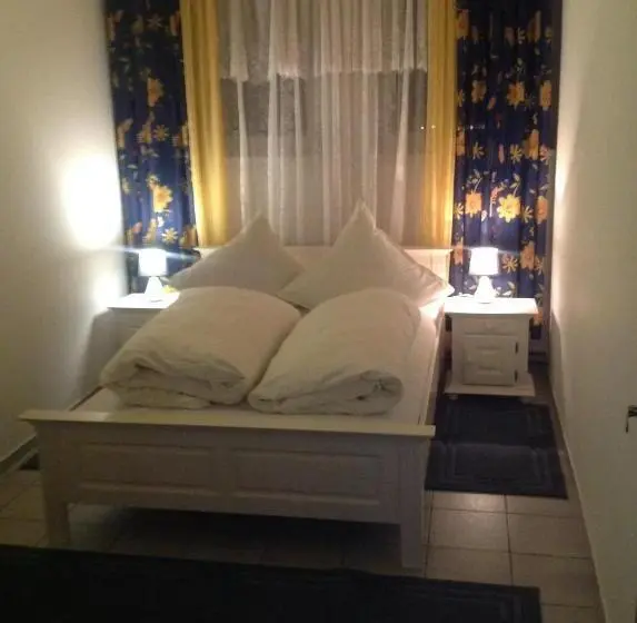 اتاق استاندارد چهار تخته, Casa Avram