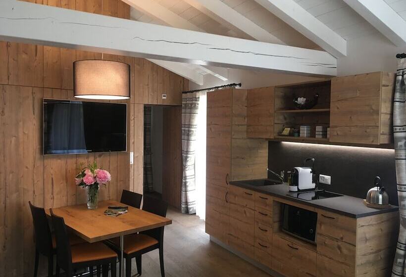 דירת חדר, La Romantica