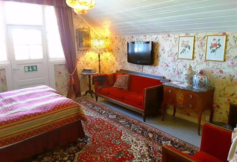 Suite with lake view, Töyrylä Manor