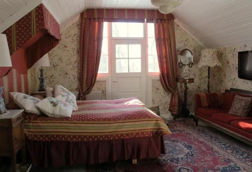 Suite with lake view, Töyrylä Manor