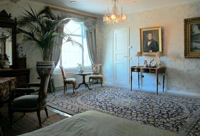 Люкс, Töyrylä Manor