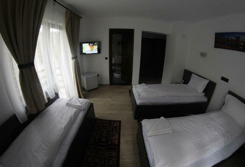 带阳台的三人标准间, Casa Laur Cu Plajă Privată