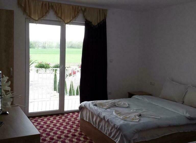 غرفة قياسية ثلاثية مزودة بشرفة, Juliana Platinum Brad