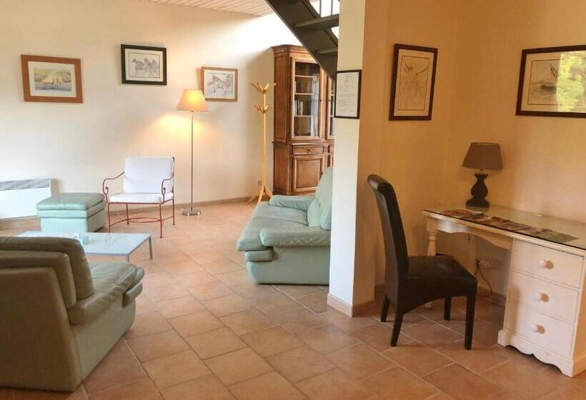 キャビン, Domaine Du Champ De L Hoste