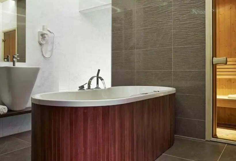 デラックススイート, Barack Thermal Hotel And Spa
