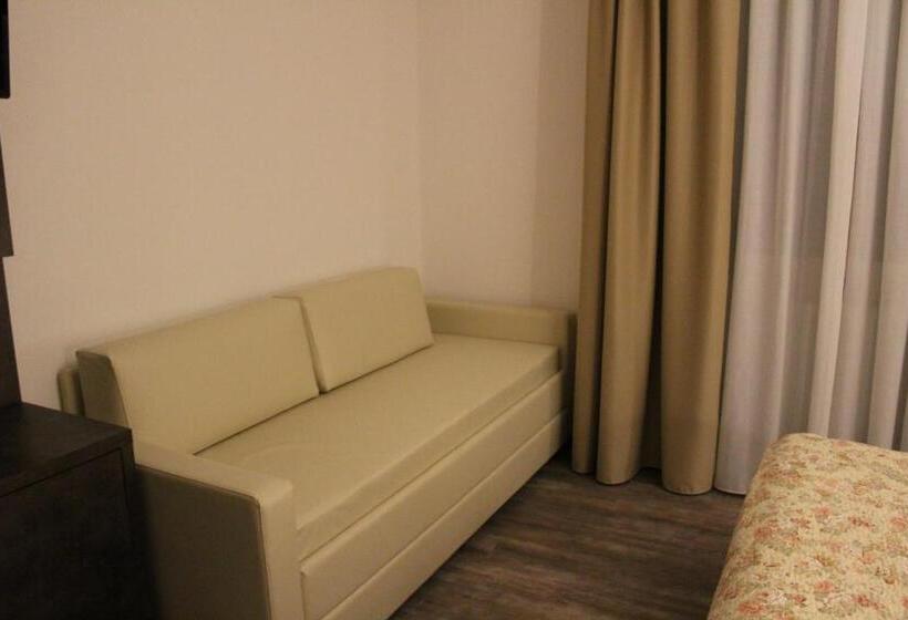 غرفة ديلوكس ثلاثية, Albergo Ristorante Miramonti Toano