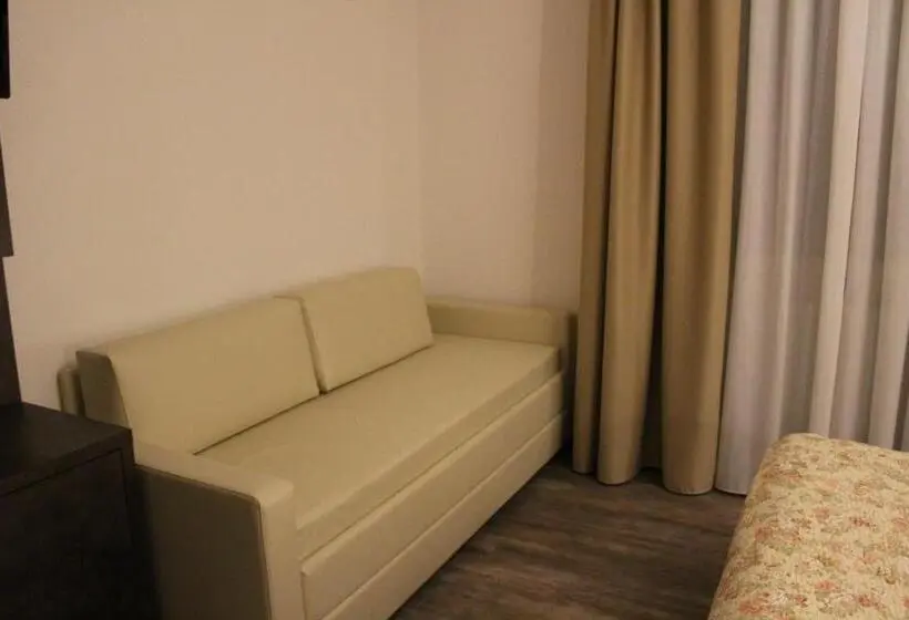 デラックストリプルルーム, Albergo Ristorante Miramonti Toano