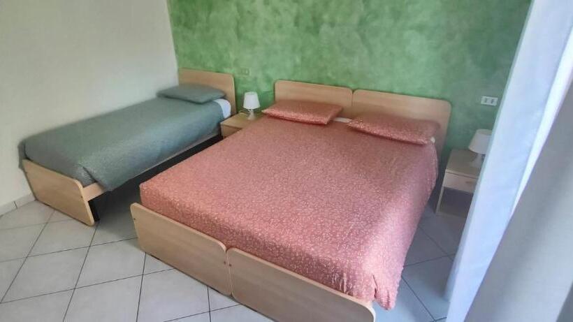 חדר סטנדרט לשלושה, Del Falco