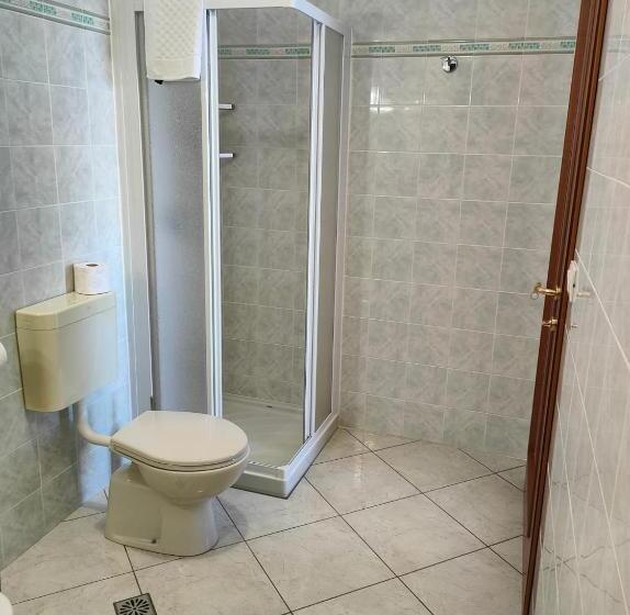 חדר סטנדרט לשלושה, Del Falco