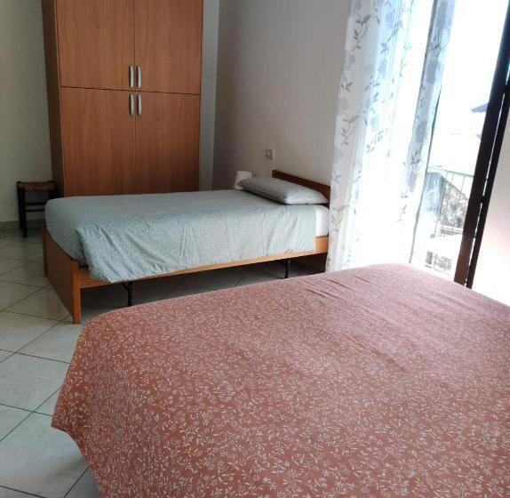 חדר סטנדרט לשלושה, Del Falco