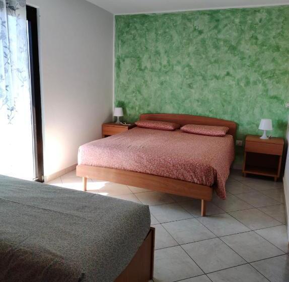 חדר סטנדרט לשלושה, Del Falco