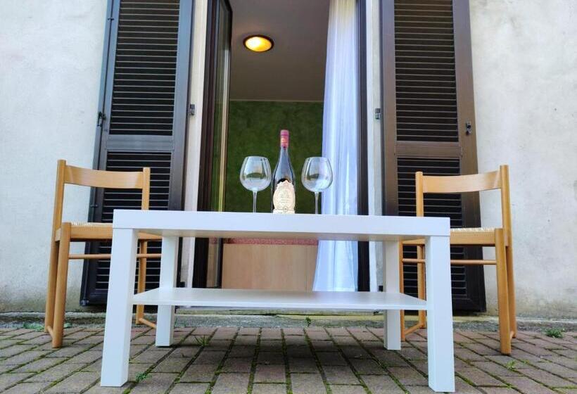 חדר סטנדרט לארבעה, Del Falco