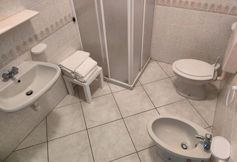 חדר סטנדרט לארבעה, Del Falco